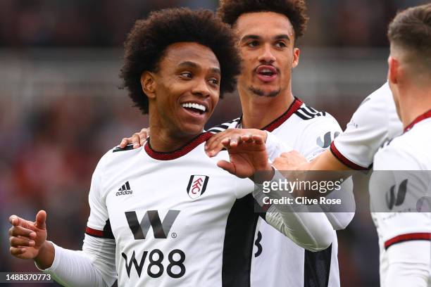 Willian of Fulham celebrates after scoring the team's first goal with teammates during the Premier League match between Fulham FC and Leicester City...