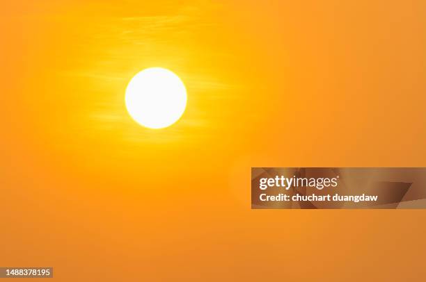 global warming from the climate crisis and the catastrophic heatwave, climate change, the sun and burning, heatwave hot sun - hittegolf stockfoto's en -beelden