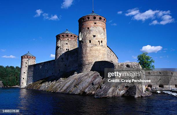 olavinlinna (st olaf's castle) in savonlinna was founded in 1475 by erik axelsson tott. - olavinlinna stock pictures, royalty-free photos & images