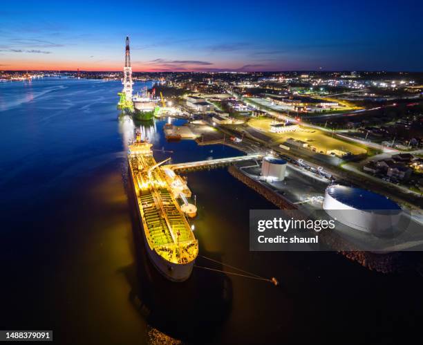 öltanker angedockt - tankschiff stock-fotos und bilder
