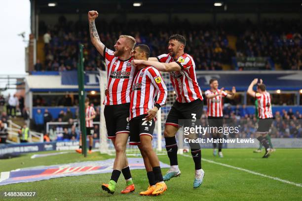 Oliver McBurnie of Sheffield United celebrates with teammates after scoring the team's first goal during the Sky Bet Championship between Birmingham...