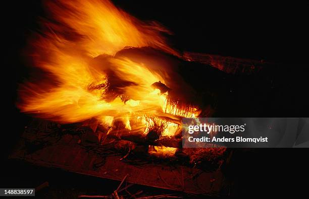 cremation pyre by the bagmati river. - feuerbestattung stock-fotos und bilder