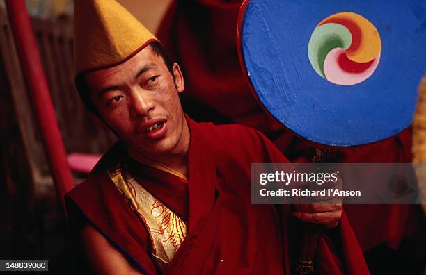 portrait of a monk preparing to play drum at the mani rimdu festival at chiwang gompa (monastery). - mani rimdu festival bildbanksfoton och bilder