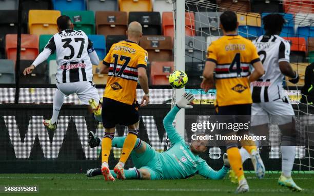 Roberto Pereyra of Udinese opens the scoring beating goalkeeper Nicola Ravaglia of Sampdoria during the Serie A match between Udinese Calcio and UC...