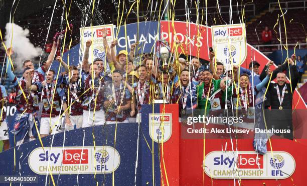 Jack Cork and Josh Brownhill of Burnley lift the Sky Bet Championship trophy after the Sky Bet Championship between Burnley and Cardiff City at Turf...