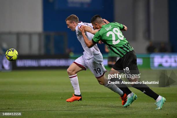 Lewis Ferguson of Bologna FC runs with the ball whilst under pressure from Martin Erlic of US Sassuolo during the Serie A match between US Sassuolo...