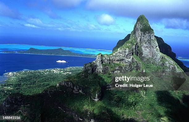 cruise ship ms europa behind mt. otemanu in bora bora lagoon. - mt otemanu stockfoto's en -beelden