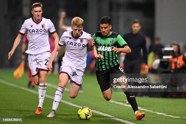 Jerdy Schouten of Bologna FC battles for possession with Abdou Harroui of US Sassuolo during the Serie A match between US Sassuolo and Bologna FC at...