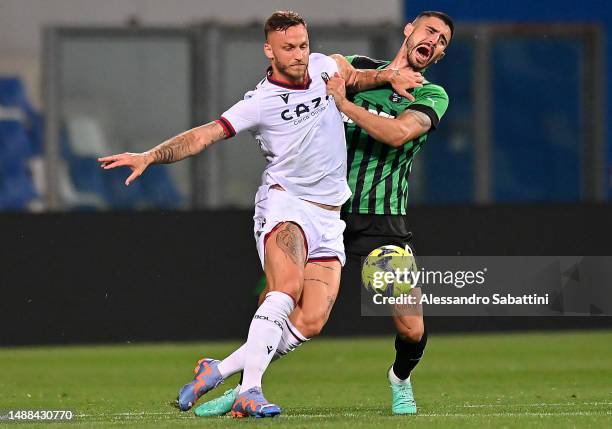 Marko Arnautovic of Bologna FC battles for possession with Martin Erlic of US Sassuolo during the Serie A match between US Sassuolo and Bologna FC at...