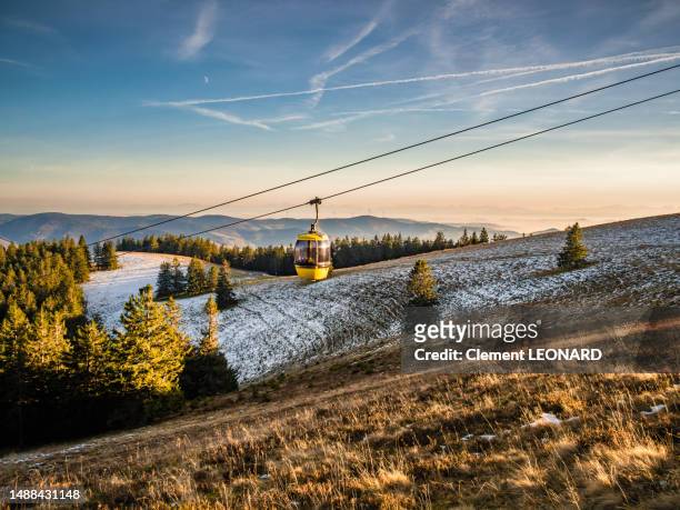 cable car of the belchen summit in autumn, schwarzwald (black forest), baden-württemberg, germany - seilbahn stock-fotos und bilder