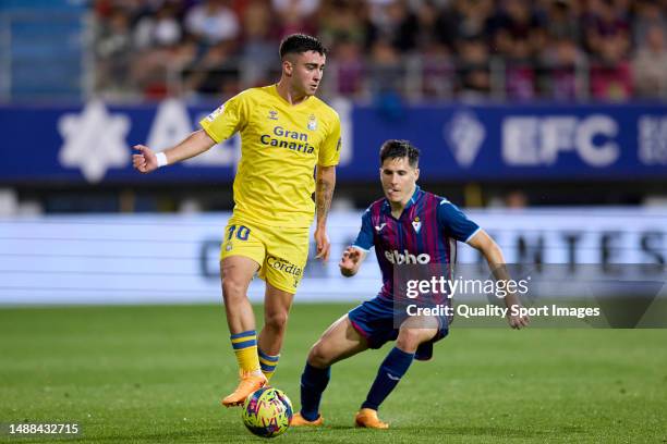 Alberto Moleiro of UD Las Palmas compete for the ball with Alvaro Tejero of SD Eibar during the LaLiga Smartbank match between SD Eibar and UD Las...