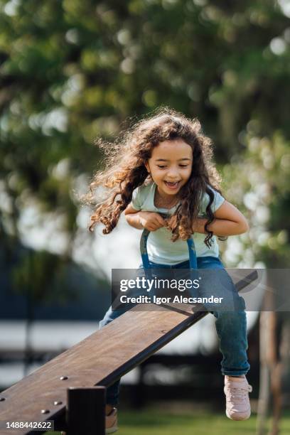 menina se divertindo na gangorra - parque infantil - fotografias e filmes do acervo