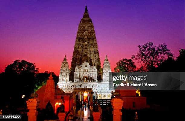 mahabodhi temple at dusk. - mahabodhi temple stock pictures, royalty-free photos & images