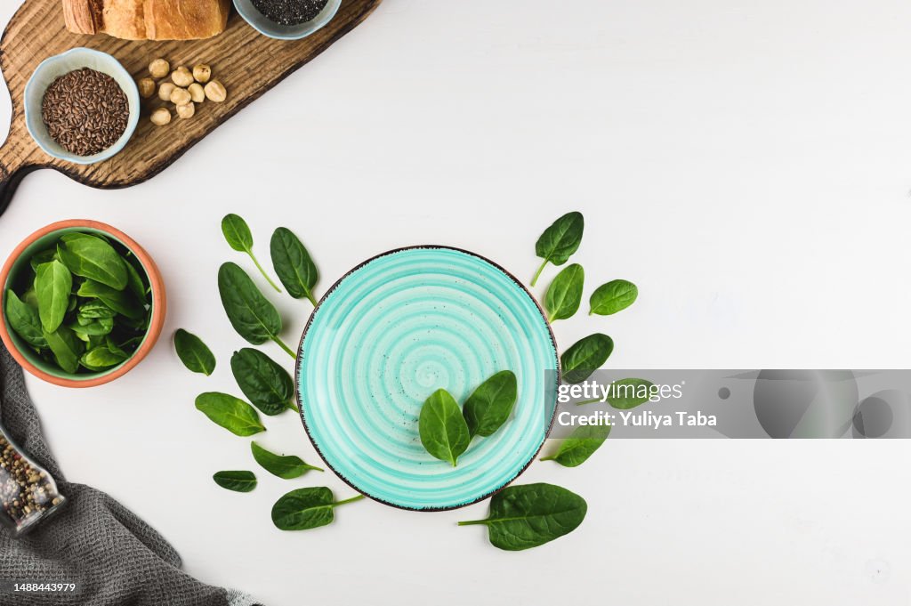 Konzept für gesunde Ernährung. Grüner Spinat auf einem Tisch.