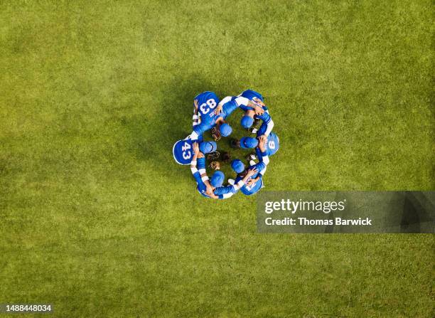 wide shot overhead view baseball teammates in circle getting motivated - baseball strip fotografías e imágenes de stock