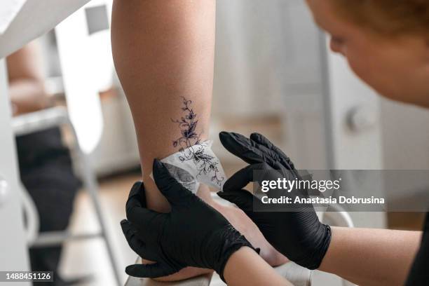 460 fotos e imágenes de Transfer Tattoo - Getty Images