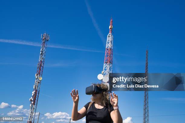 woman in a mountain using an virtual reality - parabola stock pictures, royalty-free photos & images