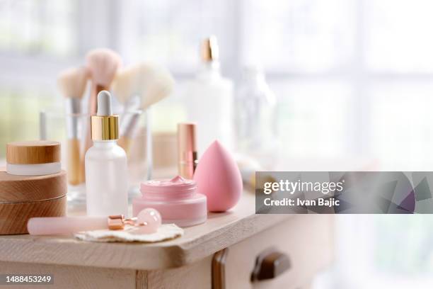 mesa de maquillaje - cosmetica fotografías e imágenes de stock