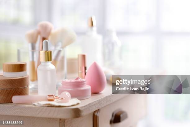 table de maquillage - cosmétologie photos et images de collection