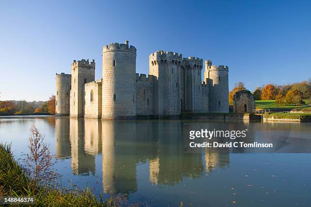 bodiam castle with surrounding moat, in autumn. - east sussex imagens e fotografias de stock