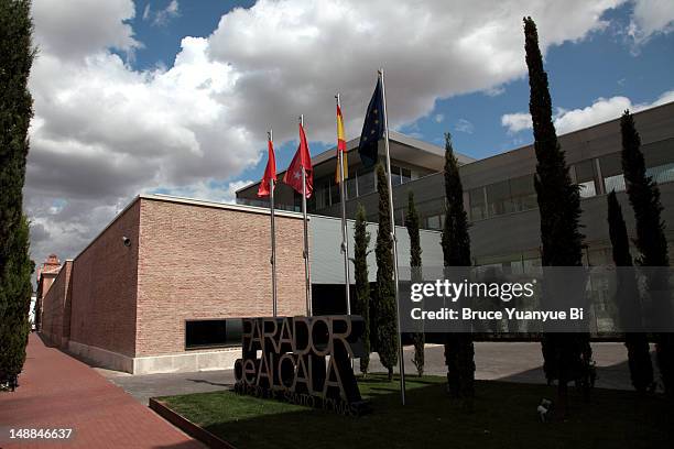 parador de alcala. - alcalá de henares stock pictures, royalty-free photos & images