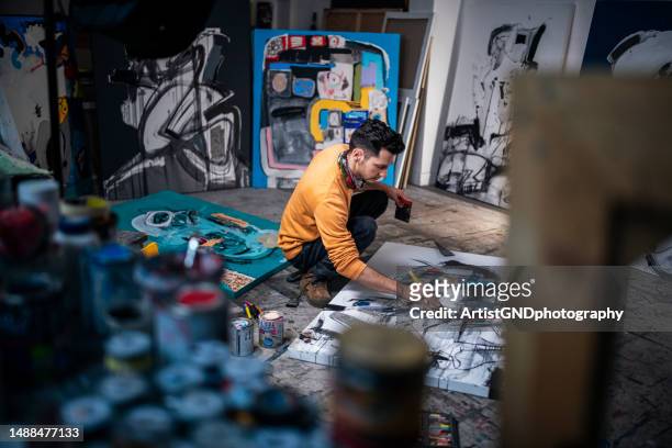 künstler mann malt auf dem boden. - artist painting stock-fotos und bilder