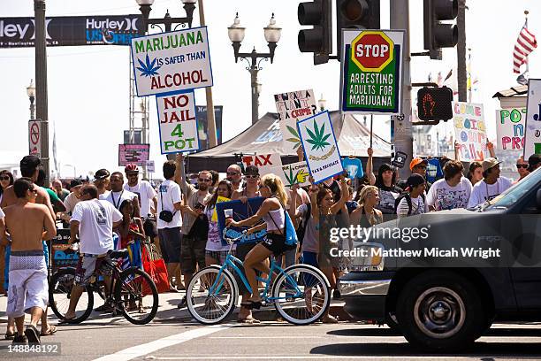 marijuana legalisation protesters on busy street. - legalisering bildbanksfoton och bilder