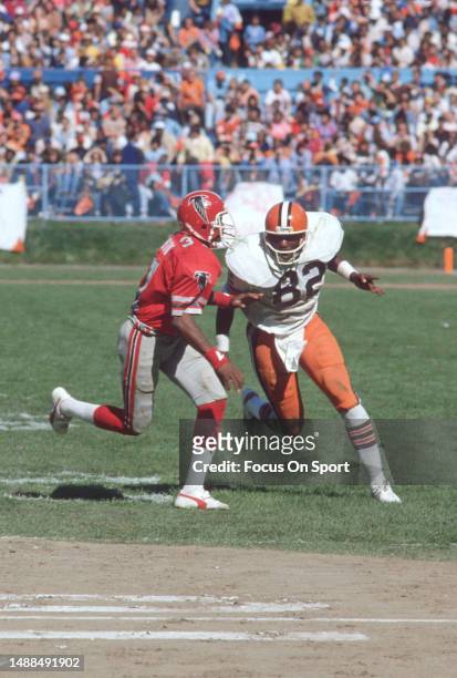 Ozzie Newsome of the Cleveland Browns runs a pass pattern against the Atlanta Falcons during an NFL football game on September 27, 1981 at Cleveland...