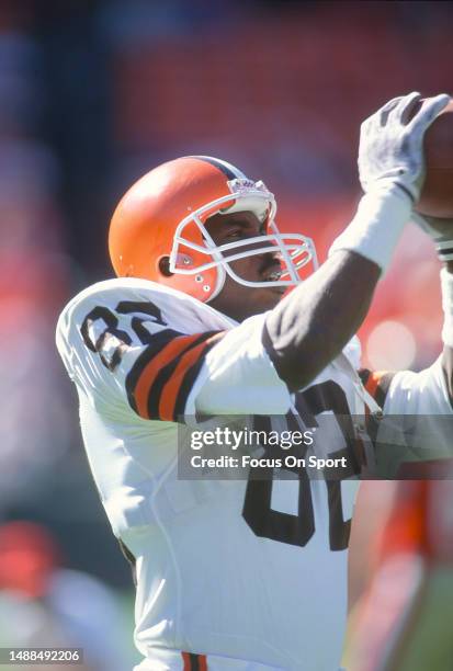 Ozzie Newsome of the Cleveland Browns looks against the San Francisco 49ers during an NFL football game on October 28, 1990 at Candlestick Park in...