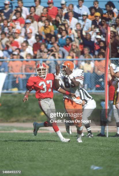 Ozzie Newsome of the Cleveland Browns runs a pass pattern against the Atlanta Falcons during an NFL football game on September 27, 1981 at Cleveland...