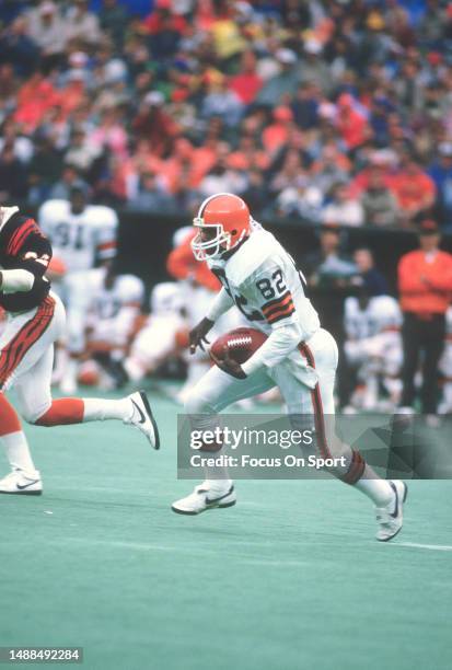 Ozzie Newsome of the Cleveland Browns runs the ball against the the Cincinnati Bengals during an NFL football game on December 12, 1982 at Riverfront...