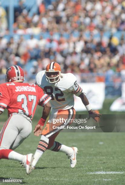 Ozzie Newsome of the Cleveland Browns runs a pass pattern against the Atlanta Falcons during an NFL football game on September 27, 1981 at Cleveland...