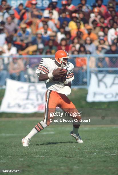 Ozzie Newsome of the Cleveland Browns catches a pass against the Atlanta Falcons during an NFL football game on September 27, 1981 at Cleveland...