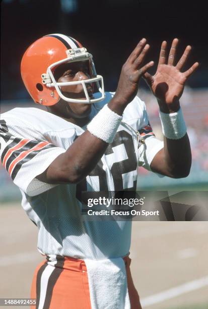 Ozzie Newsome of the Cleveland Browns catches a pass against the Atlanta Falcons before an NFL football game on September 27, 1981 at Cleveland...