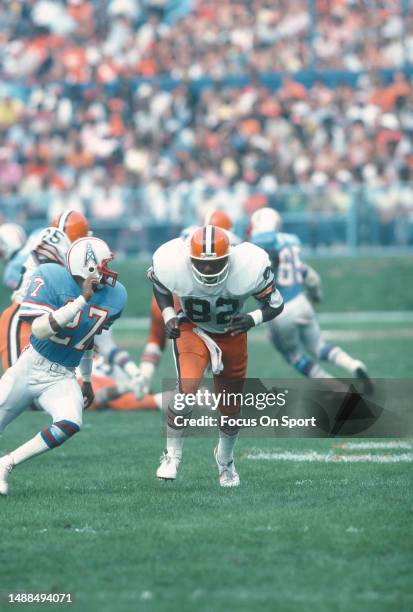 Ozzie Newsome of the Cleveland Browns runs a pass pattern against the Houston Oilers during an NFL football game on September 27, 1981 at Cleveland...