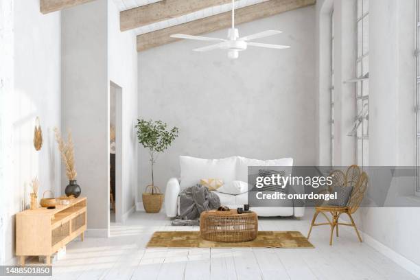 wohnzimmer interieur mit sofa, korbsessel, couchtisch und pflanze - boho-stil stock-fotos und bilder