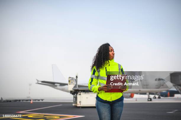 weibliche afroamerikanische flugzeugwartungstechnikerin - luftverkehrseinrichtung stock-fotos und bilder