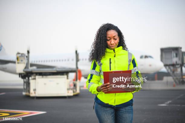 weiblicher afroamerikanischer flugplatz-boden-personal-woker - airport ground crew uniform stock-fotos und bilder