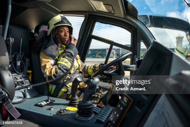 bombeira negra usando um walkie talkie em um caminhão de bombeiros - roupa a prova de fogo - fotografias e filmes do acervo