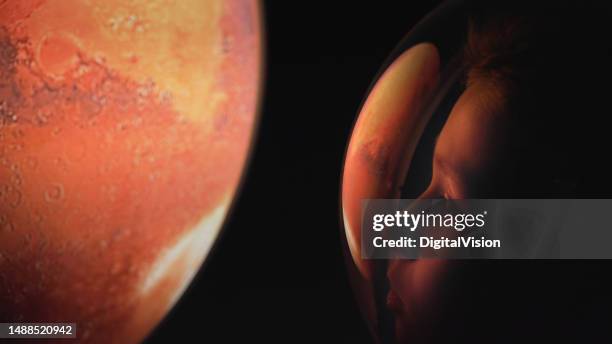 niño en el espacio - casco espacial fotografías e imágenes de stock