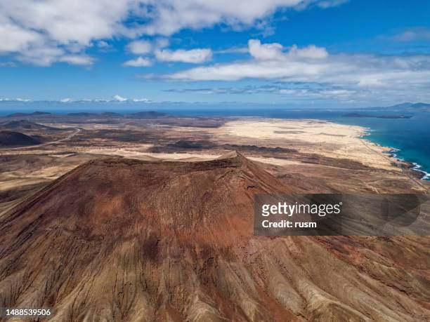 luftaufnahme des kraters montana roja und der wüstenlandschaft im corralejo park, insel fuerteventura, spanien. - corralejo stock-fotos und bilder