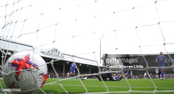 Tom Cairney of Fulham scores the team's fourth goal as Daniel Iversen of Leicester City fails to make a save during the Premier League match between...