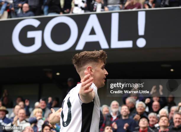 Tom Cairney of Fulham celebrates scoring the team's fourth goal during the Premier League match between Fulham FC and Leicester City at Craven...