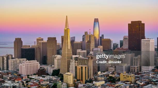 blick auf die stadt san francisco - transamerica-pyramid-san-francisco stock-fotos und bilder