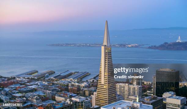 blick auf die transamerica pyramid in san francisco city - transamerica pyramid san francisco stock-fotos und bilder