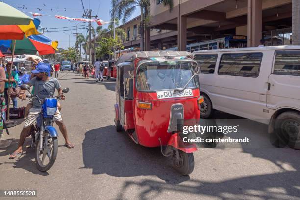 tuk tuk oder motorisierte rikscha auf der straße - srilanka city road stock-fotos und bilder