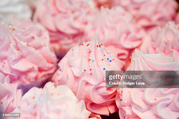 pink icing on cakes. - cup cakes stock-fotos und bilder