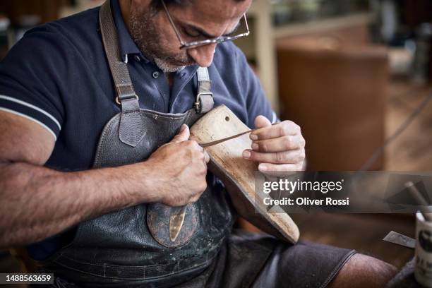 shoemaker at work in his workshop - schoenmaker stockfoto's en -beelden