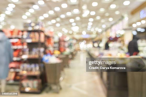 supermarket in defocus. background with copy space. - balcão de pagamento imagens e fotografias de stock