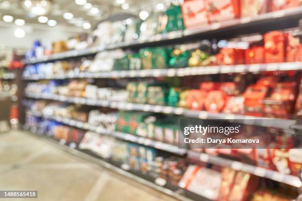 supermarket in defocus. background with copy space. - market retail space stockfoto's en -beelden